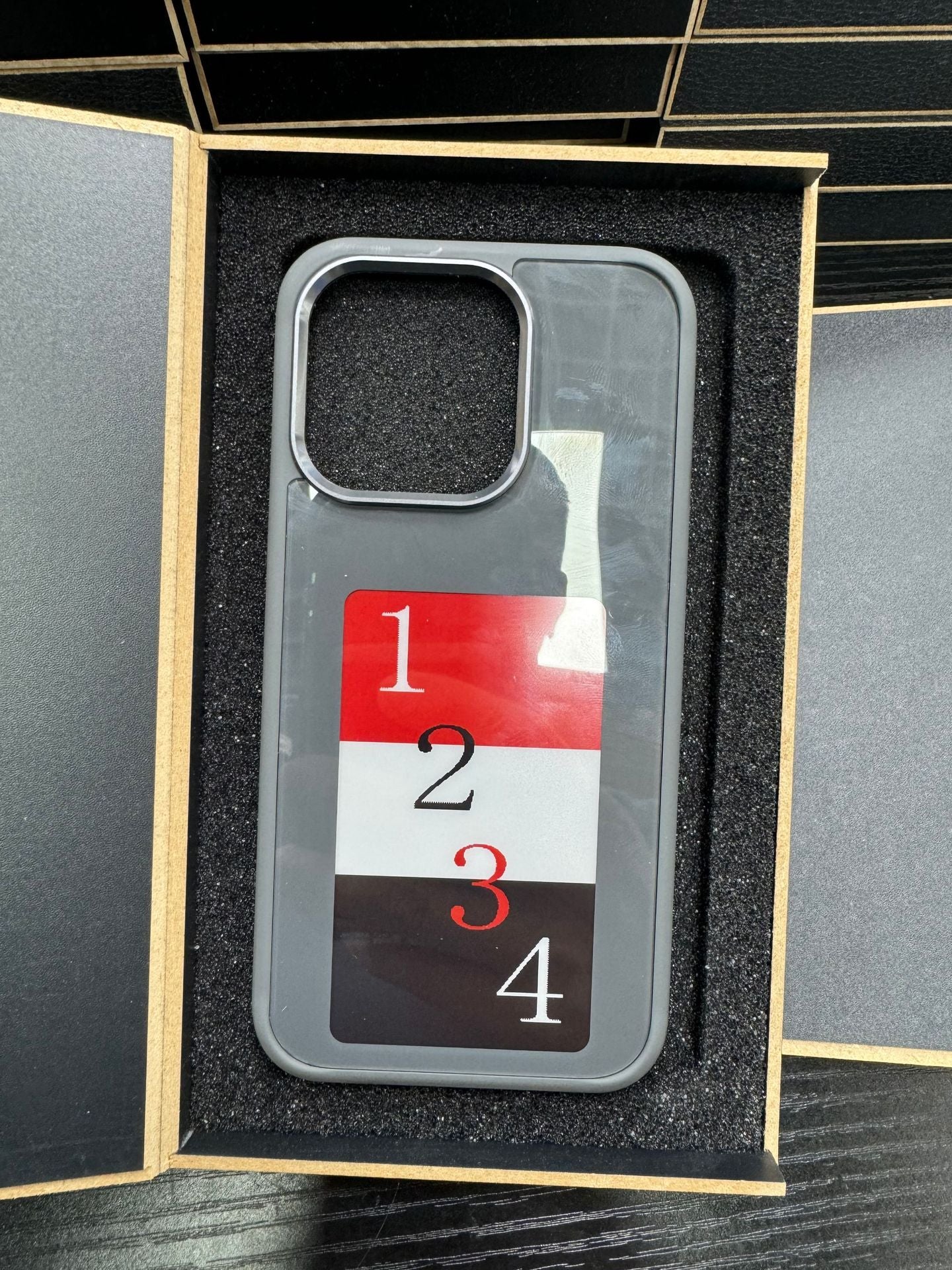 Achterkant van het NFC E-Ink hoesje voor iPhone