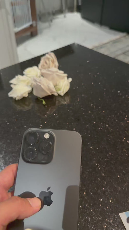 Zo werkt het: je kiest een foto in de app, klikt je telefoon in het hoesje en het E-Ink scherm bouwt het beeld pixel voor pixel op